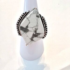 Beautiful 925 marked, Howlite ring size 6 1/2